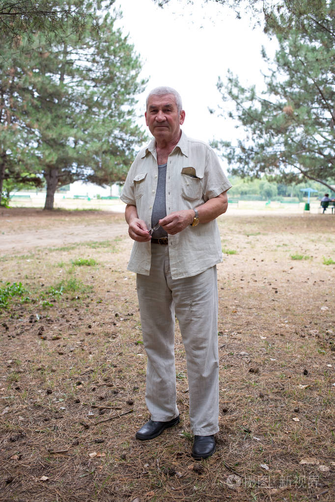 戴着眼镜在公园里的老男人