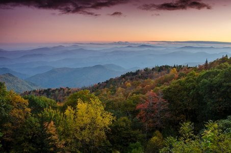 秋天的日落和 Blue Ridge 大道