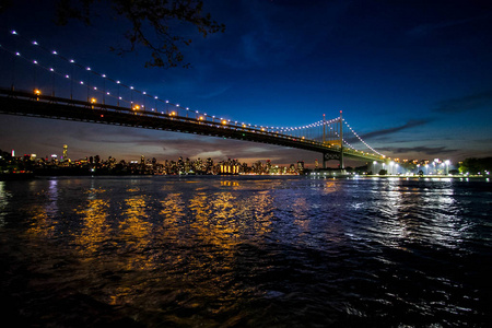 三区大桥反光河和建筑物在晚上，纽约