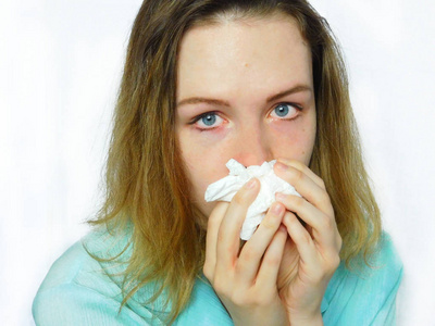 生气病毒流着鼻涕生气的女孩照片