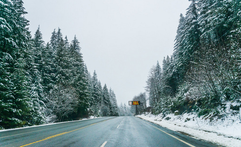 空路与雪覆盖景观在冬季