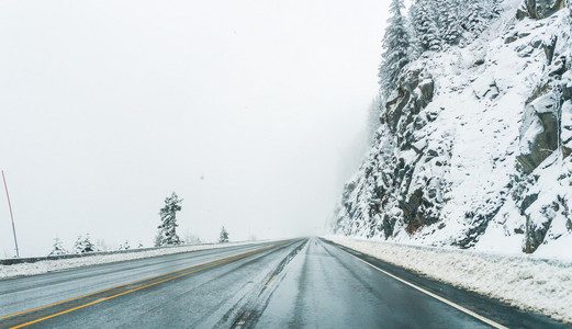 空路与雪覆盖景观在冬季