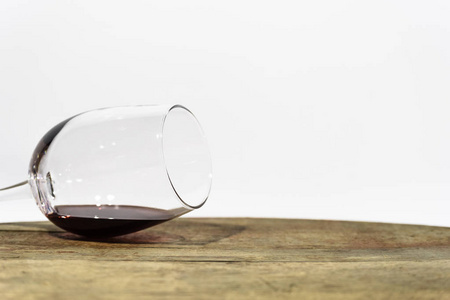 一杯酒在一张圆桌上一瓶白葡萄酒.美丽的白色背景照片