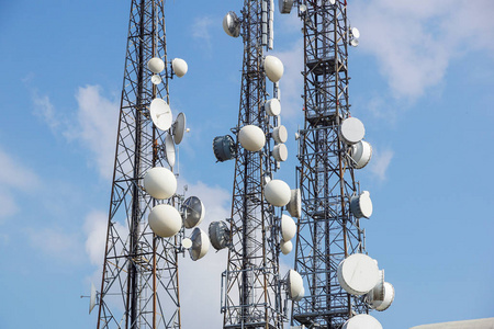 在蓝色天空背景下，电信塔碟形卫星天线移动电话通信天线塔