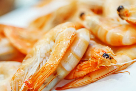 到新鲜捕到的新鲜虾在鱼市场照片