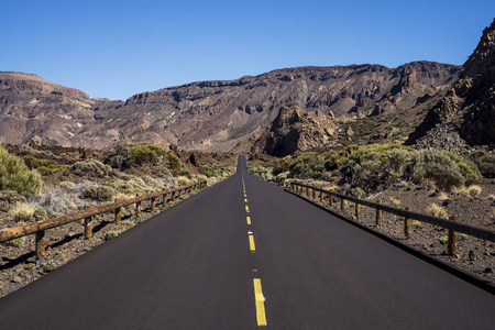 夏季户外在山区用弯曲的道路旅行和探索。沥青和白线去 El Teide 火神在特内里费