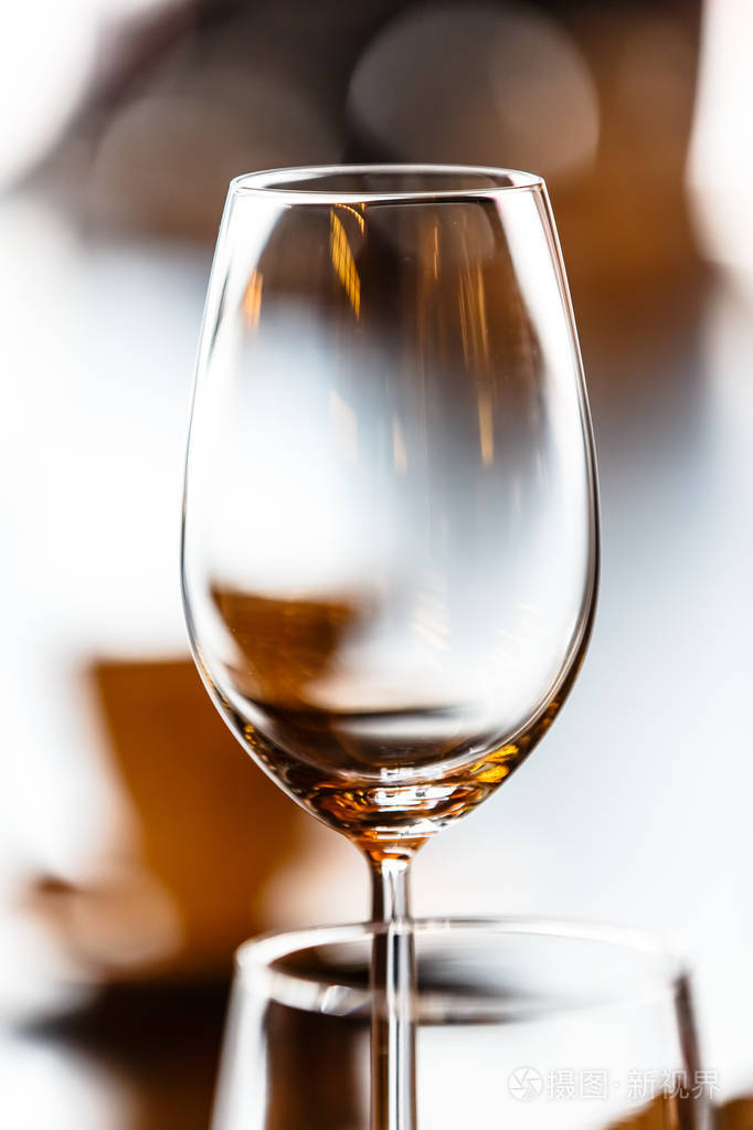 在桌子上的空酒杯站照片-正版商用图片0pivxe-摄图新视界