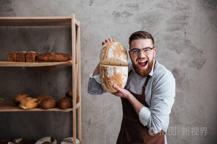 尖叫着站在面包店拿着面包的年轻人贝克