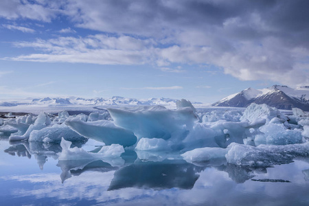 冰岛的 Jokulsarlon 冰川泻湖，期间一个灿烂的夏日夜晚