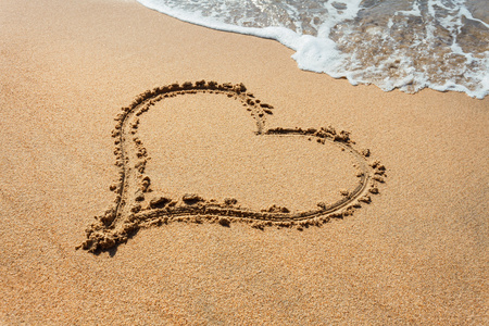 美丽的心形状中的海滩砂