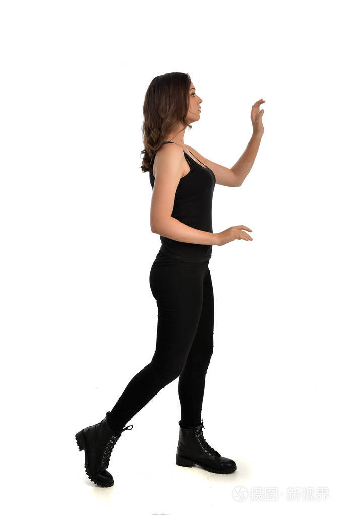 站立姿势.在白色工作室背景下被隔离