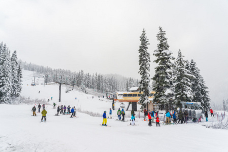 风景优美的小人们观发挥在雪山滑雪