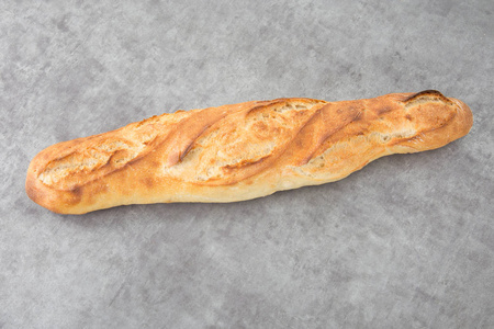 一个灰色背景的法国法式面包