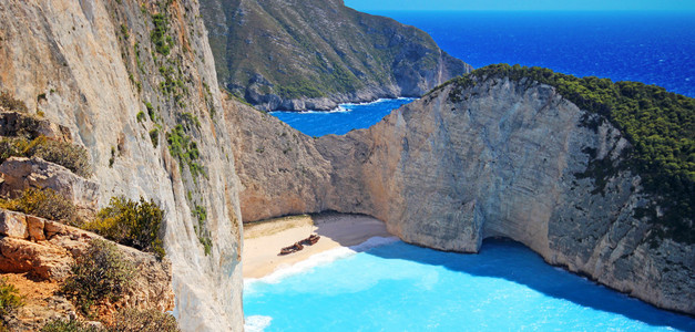 美丽的田园视图 Navagio 海滩沉船在希腊扎金索斯岛上