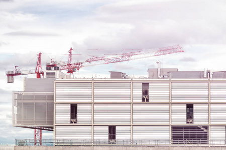 起重机和建设施工现场对蓝蓝的天空