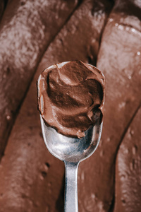 顶部视图的勺子与美味的开胃棕色巧克力