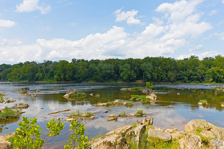 美国华盛顿附近夏季的波托马克河。弗吉尼亚一侧高河岸的景色