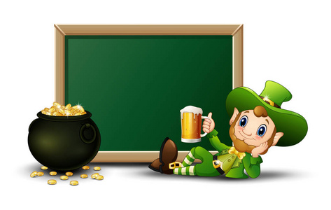 卡通妖精一手拿杯啤酒与黑板和锅的金币