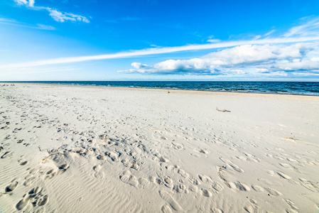 里海在暑假里海海滩景观和蓝天照片