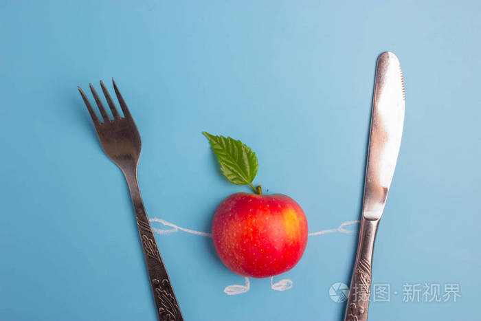 苹果字符与刀叉。健康饮食理念