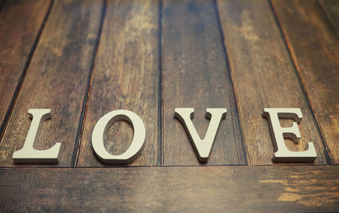 在背景上爱从木制字母词