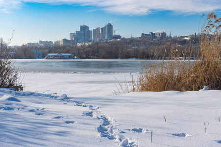 冰冻和积雪覆盖河 Dnepr 在同一个名字的市中心乌克兰城市