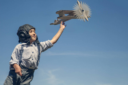 一个有飞机的男孩, 快乐的孩子梦想成为飞行员, 玩玩具飞机照片