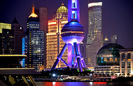 上海浦东天际线上的七彩灯光和长曝光条纹