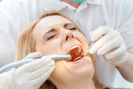 牙医固化害怕的病人