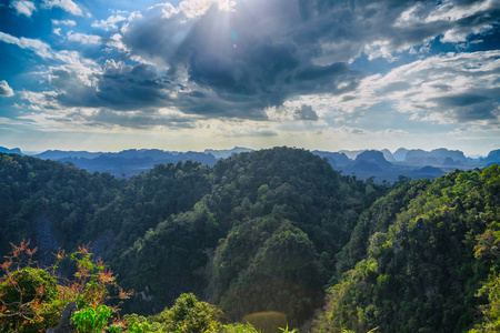 高山与云的天空阳光明媚景观图片