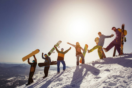 滑雪板和滑雪者在高山的夕阳上