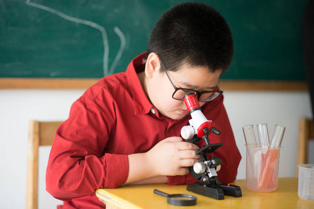 小学生们在教室里学习科学