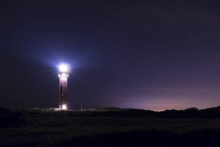 在晚上的强大灯塔图片