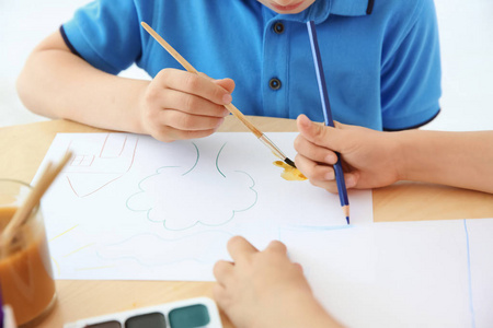 可爱的小朋友在桌上画画幼儿园老师和小朋友画画.