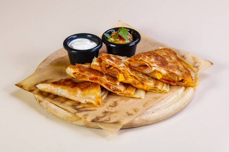 Quesadilla 鸡肉和奶酪的木板