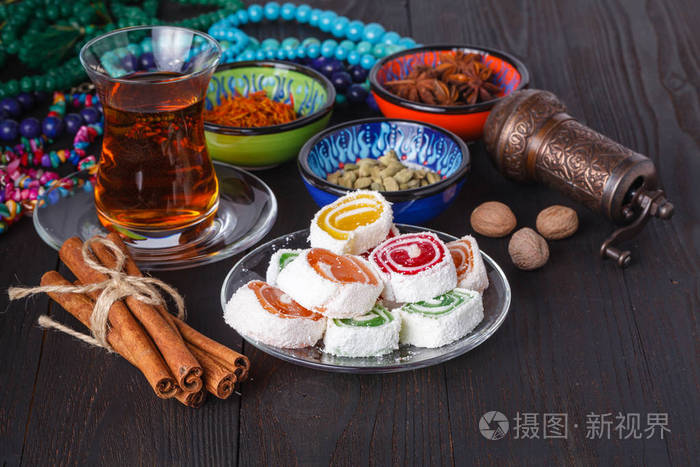 阿塞拜疆传统armudu茶和桌上糖果堆