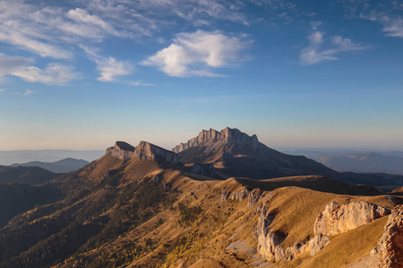 金色的秋天，在高加索和 Adygea 中的自然公园大撒奇山的山坡上