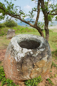 在老挝 Xienghouang 省 Phonsavan 附近的罐子 遗址 2 上的古石罐子