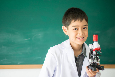 小学生们在教室里学习科学图片