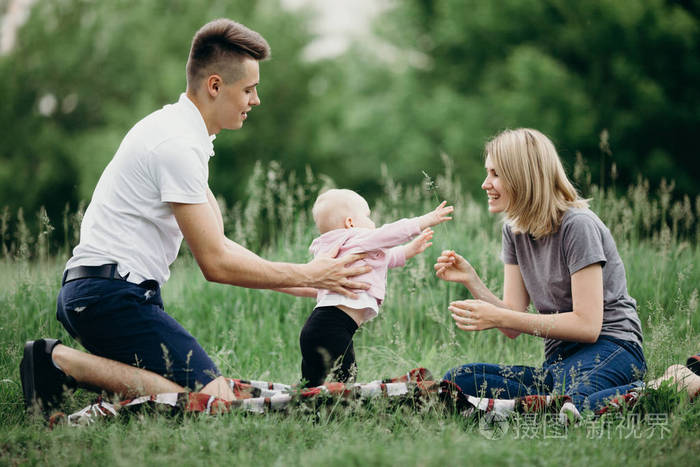 父母教小女儿走路