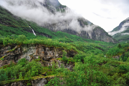 美丽的山水风光景色的挪威，绿色风景的小山和山在阴天