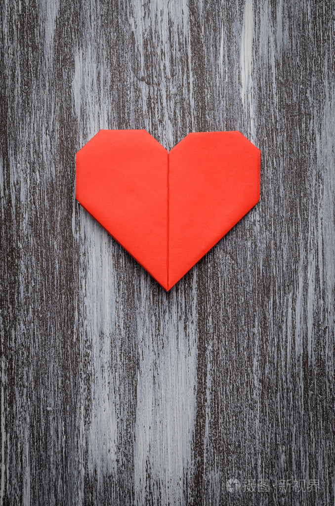 情人节的祝福纸折叠折纸爱心上木制bac