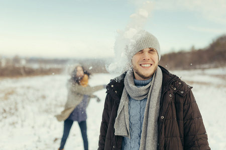 性格开朗的年轻夫妇玩雪球