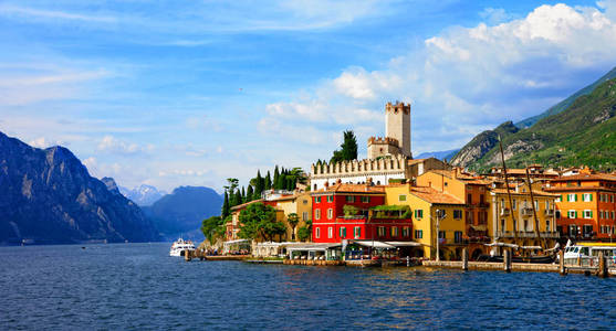 美丽风景 Lago di 加尔达索莲托村的视图。意大利