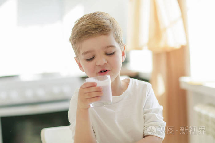 小男孩喝牛奶特写肖像