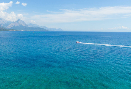 土耳其凯梅尔的地中海, 蓝绿色的海水和 motorboad