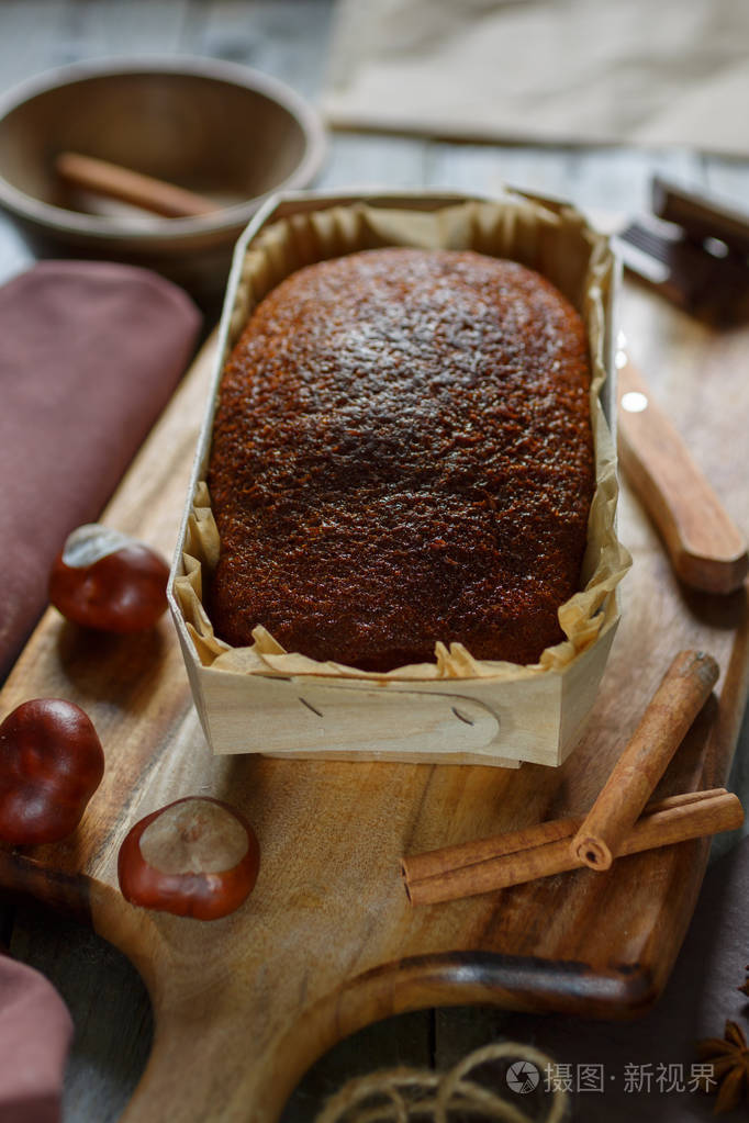 在棕色背景上的甜蛋糕食品用复古色调拍摄
