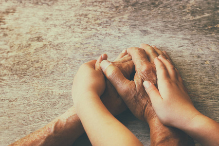 老人和孩子的形象牵手在一起照片