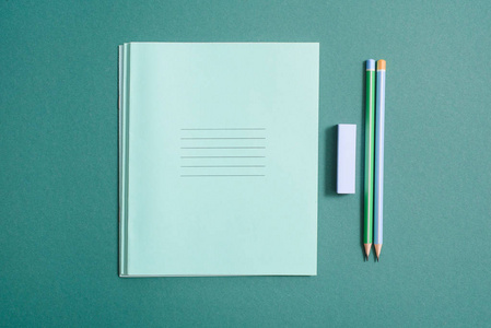 学校用品, 笔记本, 钢笔和铅笔的绿色背景。复制空间
