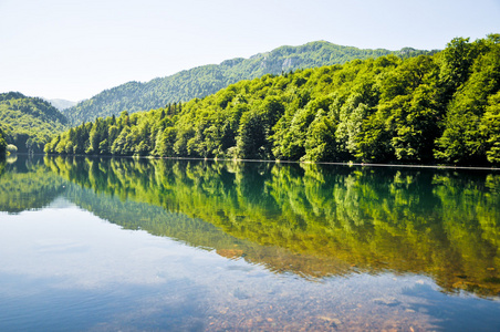 高山湖夏季